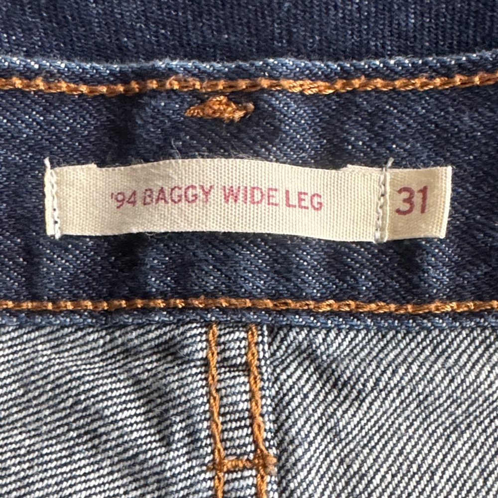 EUC Levi’s Ladies W31 X 31 Dark Blue wide leg Jeans - Picture 3 of 3